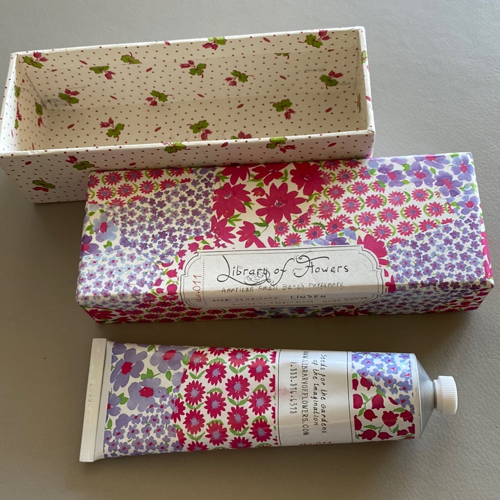 New in box library of Flowers handcreme